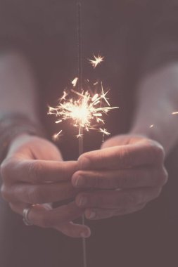 Romantik aşk hayat kavramı. Geceleri ellerinizi kapayarak yangın fişekleriyle kutluyorsunuz. Romantizm ve parti zamanı.