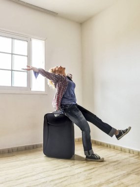 Mutlu, neşeli yetişkin kadın gülümseyecek ve yeni evin tadını çıkaracak - ipotek ve emlak kavramı - hayat ve haber - aşk bağımsız bir kadınla yaşam tarzını değiştirir