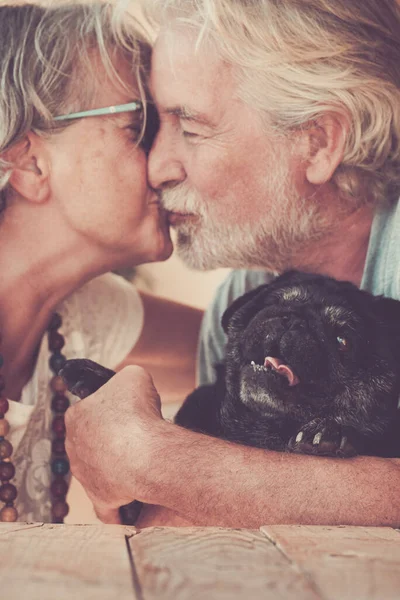 Щаслива Стара Старша Пара Закоханих Цілує Один Одного Обіймає Своїх — стокове фото