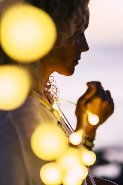 Эмоциональная Концепция Надежды Веры Взрослой Женщиной Разряженные Желтые Лампочки Океан — стоковое фото