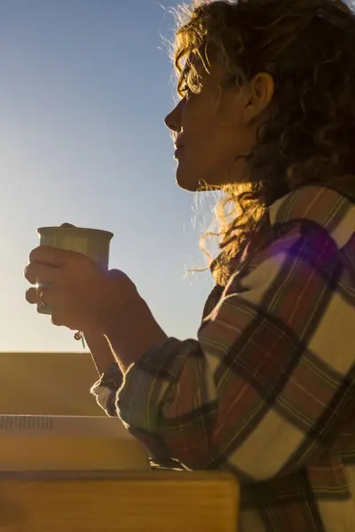Хипстерская Женщина Свежем Воздухе Наслаждается Чашкой Чая Кофе Глядя Солнце — стоковое фото