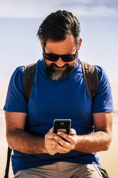 Homem Caucasiano Adulto Usa Conexão Internet Com Telefone Moderno Meio — Fotografia de Stock