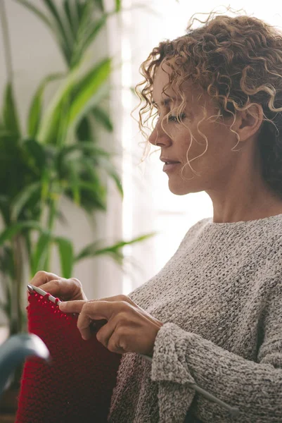 Mulher Sentada Mesa Crochê Uma Bola Vermelha Seguindo Tutorial Seu — Fotografia de Stock