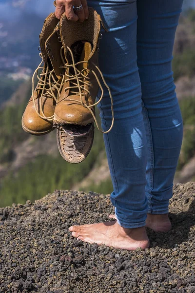 Podróże Wędrówki Koncepcja Stylu Życia Boso Kobieta Wstać Rozbitych Butów — Zdjęcie stockowe
