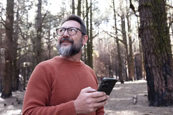 Hombre Usando Teléfono Bosque Madera Disfrutando Tecnología Actividad Ocio Aire —  Fotos de Stock