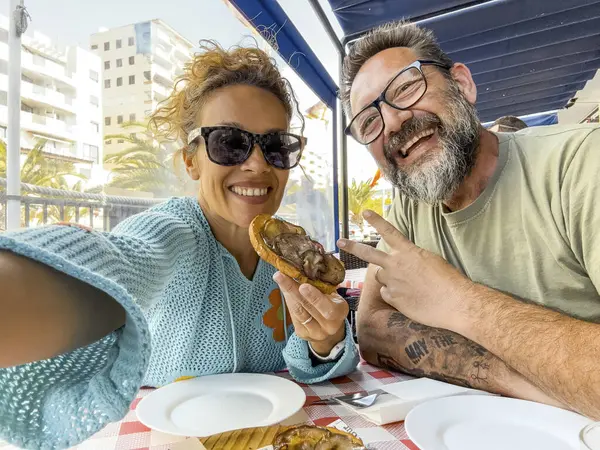 Smiling Couple Enjoying Time Restaurant Taking Selfies Eating Having Fun — Stock Photo, Image