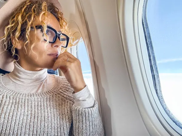 Aantrekkelijke Vrouwelijke Reiziger Die Brillen Draagt Die Door Het Raam — Stockfoto