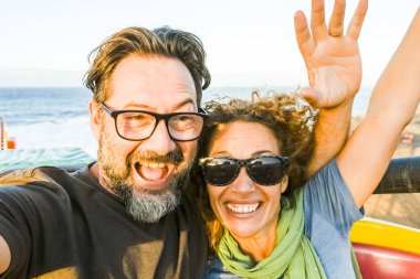 Hız trenindeki çift kollarını havaya kaldırarak eğleniyor ve birlikte eğlenceli aktivitelerin keyfini çıkarıyor. Güneşli bir öğleden sonra tatili. Boş zaman ve neşe kavramı. İnsanlar mutlu.