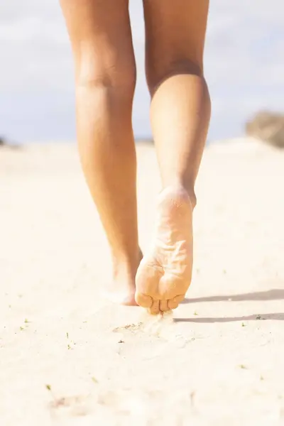 Zbliżenie Piękne Nogi Kobiety Spaceru Miękkim Piasku Plaży Lecie Wakacje — Zdjęcie stockowe
