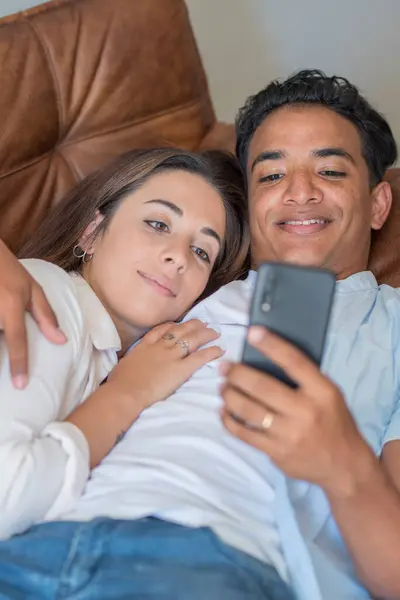 Casal Jovem Ter Relaxar Juntos Usando Telefone Celular Deitado Sofá — Fotografia de Stock