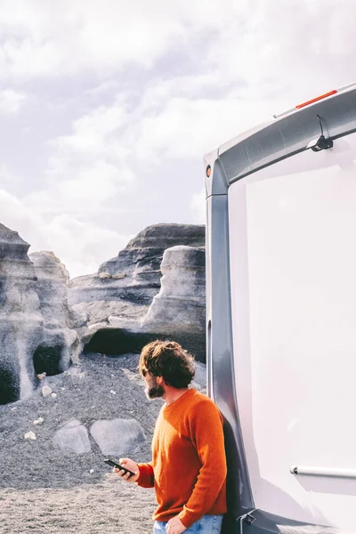 Kamp Minibüsü Manzaralı Bir Yere Git Erkekler Açık Hava Güzelliğinden — Stok fotoğraf