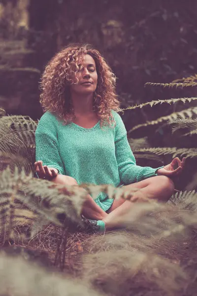 Life Tasapaino Luontokontakti Tunne Rauhallinen Nainen Tekee Meditaatio Lootus Jooga — kuvapankkivalokuva