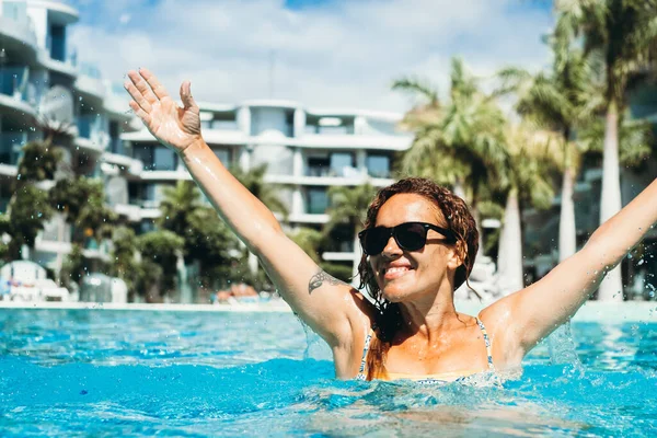 Lycklig Kvinna Höja Armarna Med Glädje Kul Lyxig Pool Blått — Stockfoto