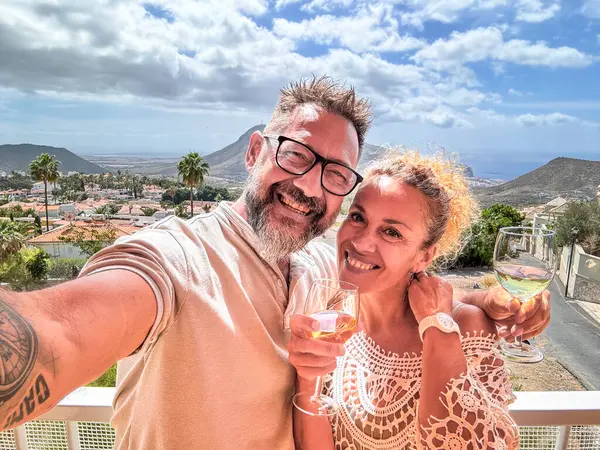 Onnellinen Aikuinen Pari Ottaa Selfie Kuva Kotona Terassilla Kaupungin Vuorten — kuvapankkivalokuva