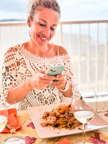 Mujer Adulta Bonita Tomando Foto Comida Antes Comer Pasta Espaguetis — Foto de Stock