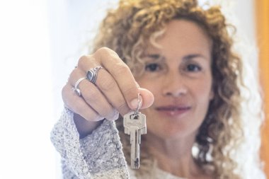 Evde duran kadın kameraya yeni anahtar gösteriyor. Ev, emlak kiralama işi yapan insanlar satın alıyor. Elinde anahtarlık olan yeni bir hayat kadını. Hanımefendiyle ipotek kredisi