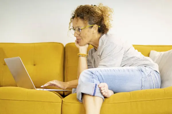 Gelukkige Vrouw Freelancer Werken Aan Computer Typen Sms Vanuit Huis — Stockfoto