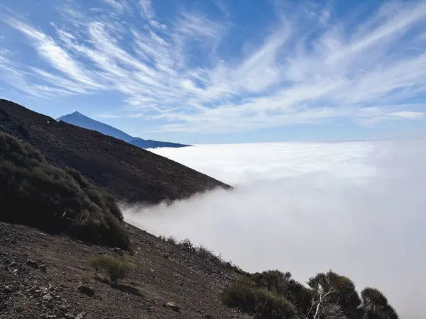 Arka Planda Dağ Manzaralı Güzel Bir Manzara Öndeki Tepede Bulutlar — Stok fotoğraf