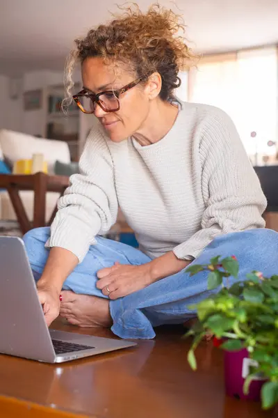 Middle Age Lady Sitting Floor Comfortable Using Laptop Home Indoor — Stock Photo, Image