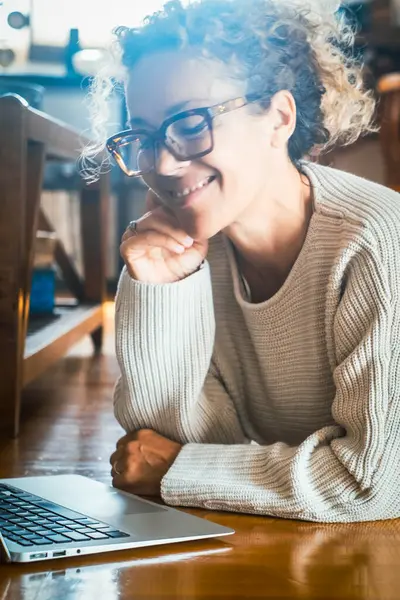 Yetişkin Mutlu Bir Kadın Evde Dizüstü Bilgisayar Kullanıyor Gülümsüyor Nternette — Stok fotoğraf