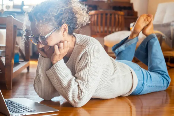 Gelukkige Vrouw Kijken Laptop Scherm Lachen Plezier Hebben Videovergadering Met — Stockfoto