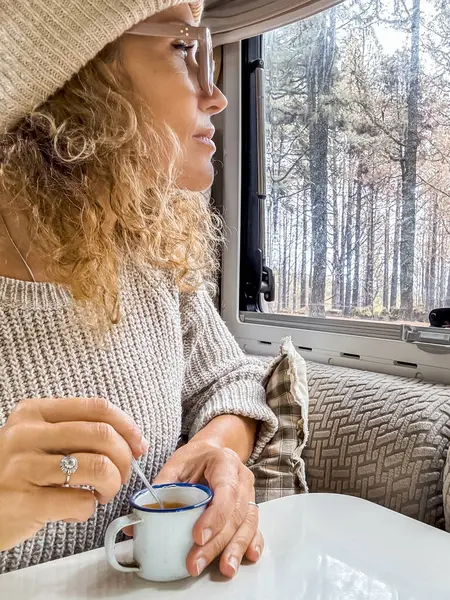 Belle Femme Avec Chapeau Laine Regarde Par Fenêtre Camping Car — Photo