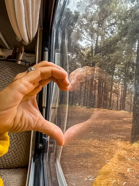 Kvinnen Legger Hånden Glasset Danner Hjerte Med Refleksjonen Begrepet Lek – stockfoto