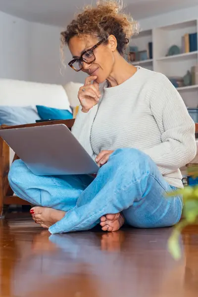 Atraktivní Žena Pracující Doma Notebooku Sedící Bosá Podlaze Přemýšlející Dívající — Stock fotografie