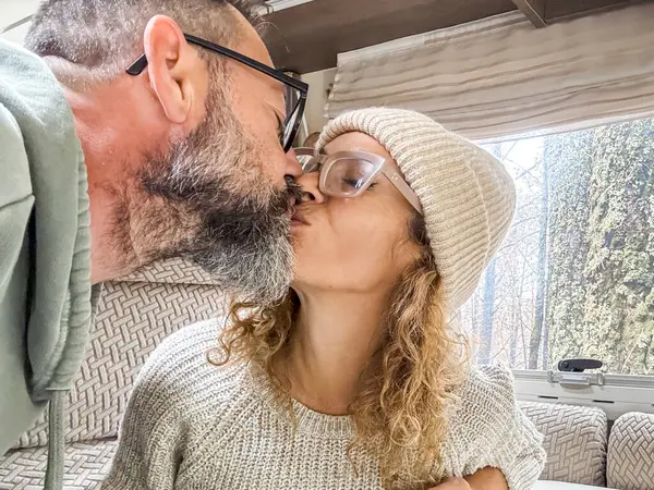 Schönes Paar Das Wohnmobil Küsse Austauscht Fotos Mit Dem Handy Stockbild