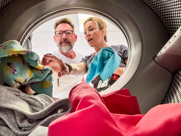 Echtpaar Dat Doet Uitzicht Van Binnenuit Wasmachine Gelukkig Volwassen Man — Stockfoto