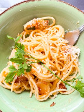 Bir tabak spagetti alla Carbonara, tipik İtalyan makarna tarifi guanciale, yumurta ad pecorino romano cheese. Restoranda. Orijinal İtalyan tarifi Carbonara.