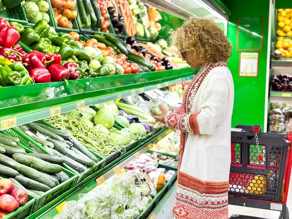 Kaunis Nuori Nainen Joka Ostaa Hedelmiä Vihanneksia Päivittäistavarakaupan Supermarketin Tuoteosastolla — kuvapankkivalokuva