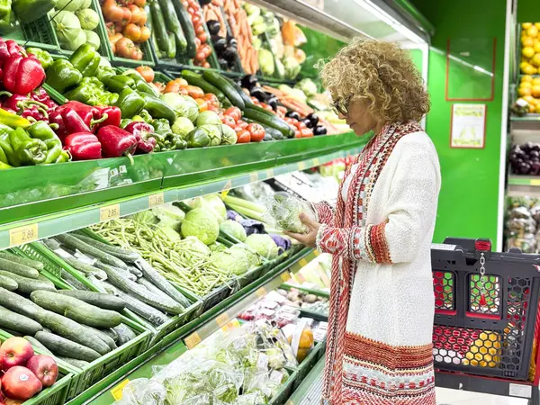 Kvinnelig Sjekker Kvalitetsmat Vakker Ung Kvinne Shopping Frukt Grønnsaker Produksjonsavdelingen – stockfoto
