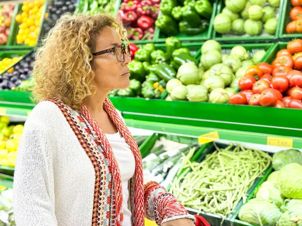 Market Süpermarketin Üretim Bölümünde Sebze Meyve Alışverişi Yapan Güzel Bir — Stok fotoğraf