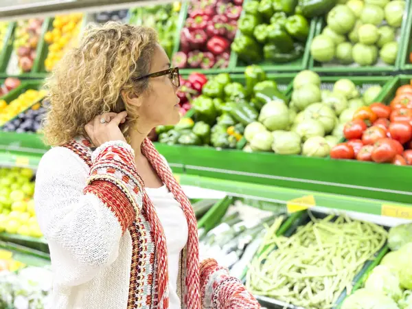 Kaunis Nuori Nainen Joka Ostaa Hedelmiä Vihanneksia Päivittäistavarakaupan Supermarketin Tuoteosastolla — kuvapankkivalokuva