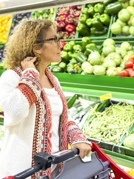 Vakker Ung Kvinne Shopping Frukt Grønnsaker Produksjonsavdelingen Matbutikk Supermarked Farget – stockfoto