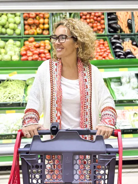 Kaunis Hymyilevä Nainen Työntää Ostoskoria Hedelmiä Pois Hyllyiltä Supermarketissa Ruoan — kuvapankkivalokuva