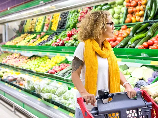Vakker Smilende Kvinne Som Presser Handlevognen Frukter Hyllene Supermarkedet Kjøpe – stockfoto