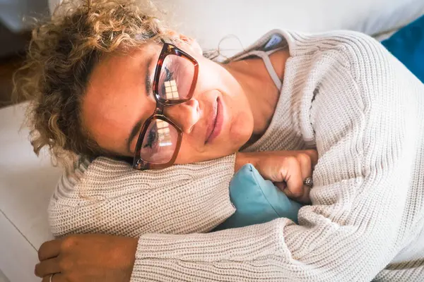 Wanita Malas Rumah Berbaring Sofa Dan Bersantai Tersenyum Dan Bermimpi — Stok Foto