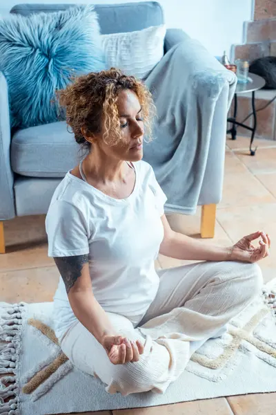 Çekici Genç Bir Kadının Evde Çalışıp Yoga Yaparken Çekilmiş Tam — Stok fotoğraf