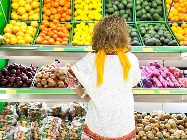 Schöne Junge Frau Beim Einkaufen Von Obst Und Gemüse Der Stockbild