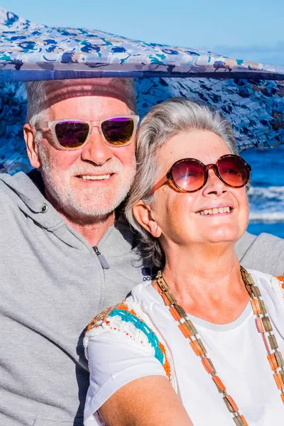Seniorparet Smiler Nyter Solen Sommerferien Eller Nytt Pensjonert Liv Livsstil royaltyfrie gratis stockbilder