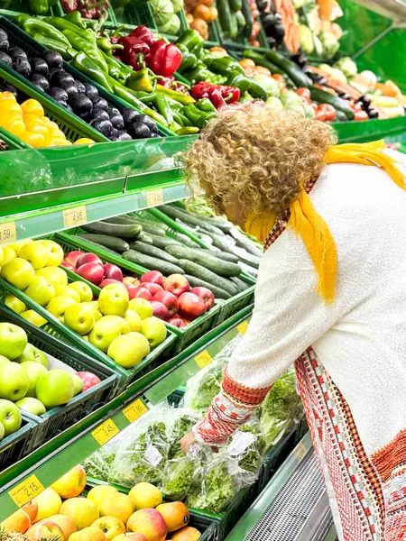 Schöne Frau Beim Einkaufen Von Obst Und Gemüse Der Produktabteilung lizenzfreie Stockbilder