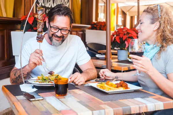 Pareja Adulta Almorzando Juntos Restaurante Bebiendo Vino Tinto Sonriendo Durante Fotos De Stock