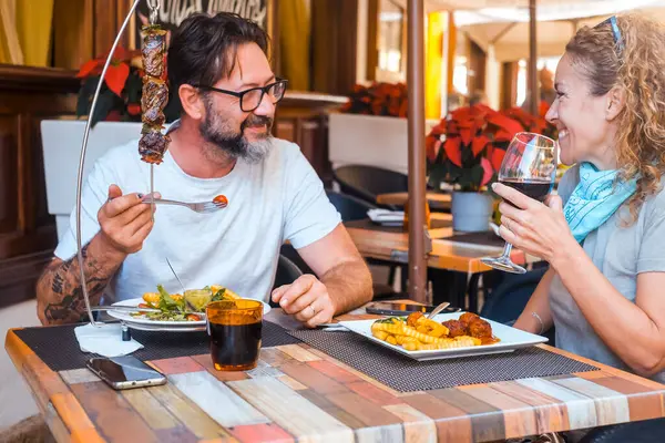 Das Verheiratete Glückliche Paar Feiert Zusammen Beim Mittagessen Restaurant Urlaub Stockbild