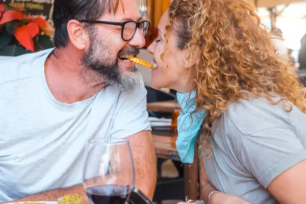 Homem Mulher Felizes Comendo Mesmas Batatas Fritas Juntos Divertindo Restaurante Imagem De Stock