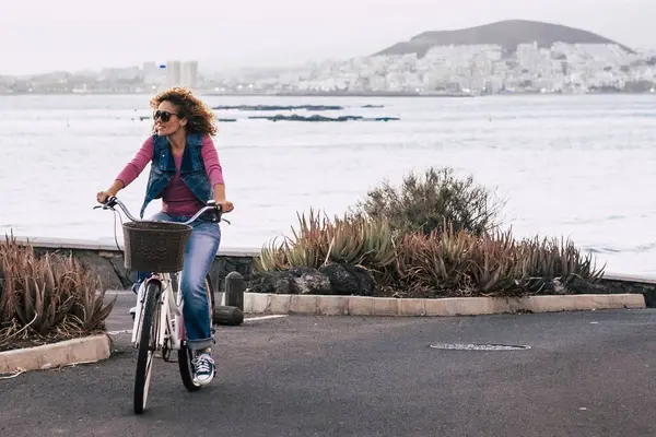 Леді Їде Велосипеді Самоті Вулиці Видом Узбережжя Океану Відкритому Повітрі Ліцензійні Стокові Зображення