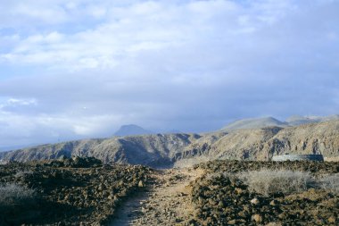 Çöldeki volkanik dağlardaki manzara mavi gökyüzü manzaralı yer.