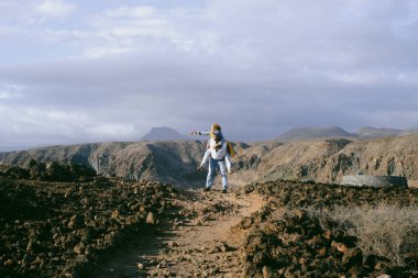 Aktif çiftler volkanik manzara hedeflerinde birlikte gezintiden hoşlanırlar. Seyahat eden insanların yaşam tarzları. Macera ve dışarıda aktif bir yaşam tarzı. Dağ ve gökyüzü arka planı