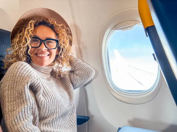 Mujer Rubia Años Con Gafas Sentadas Asiento Avión Mirando Por — Foto de Stock